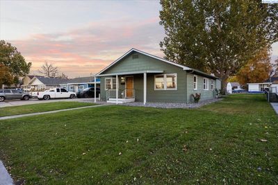 CHARMING-3-BED-GEM-NEAR-G - 426 Goethals Drive, Home with 3 bedrooms, 1 bathrooms and null parking in Richland WA | Image 3