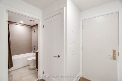 605 - 88 Cumberland St, Condo with 1 bedrooms, 1 bathrooms and null parking in Toronto ON | Image 3