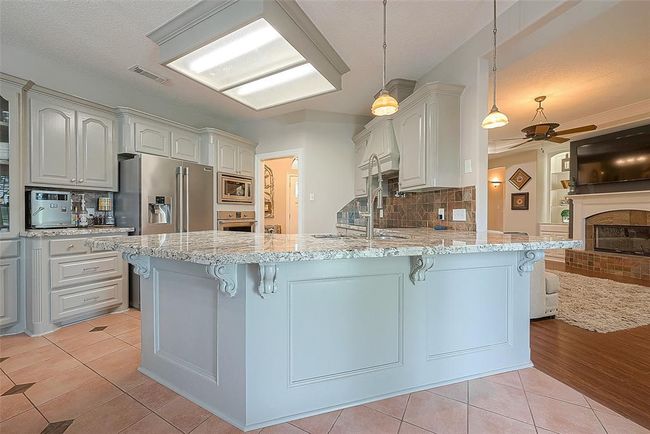 Beautiful kitchen with breakfast bar | Image 8