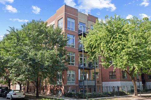 2-2301 W Wolfram St, Chicago, IL, 60618-9913 | Card Image