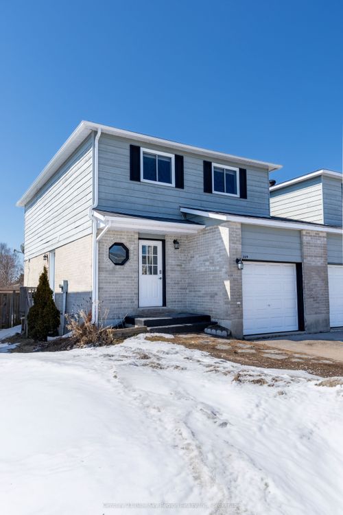 339 Champlain St, North Bay, ON, P1B9L8 | Card Image