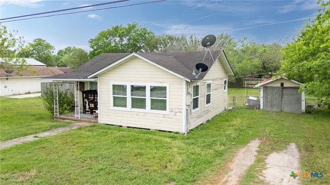 704 Maple St, House other with 2 bedrooms, 1 bathrooms and null parking in Yoakum TX | Image 17