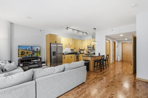 unit-333-215 10th Ave S, Minneapolis, MN, 55415-1764 | Card Image