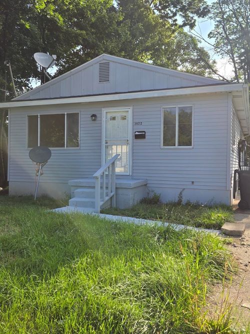 3022 Seneca St, Flint, MI, 48504-2555 | Card Image