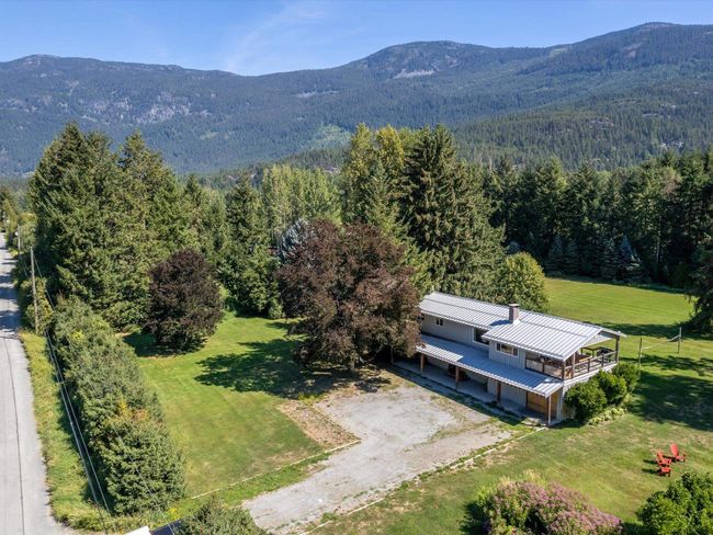 7702 Guthrie Road, House other with 5 bedrooms, 2 bathrooms and 1 parking in Pemberton BC | Image 2