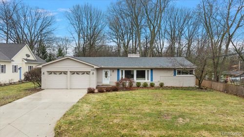 4399 Midrow Rd, Waterford, MI, 48329-3852 | Card Image