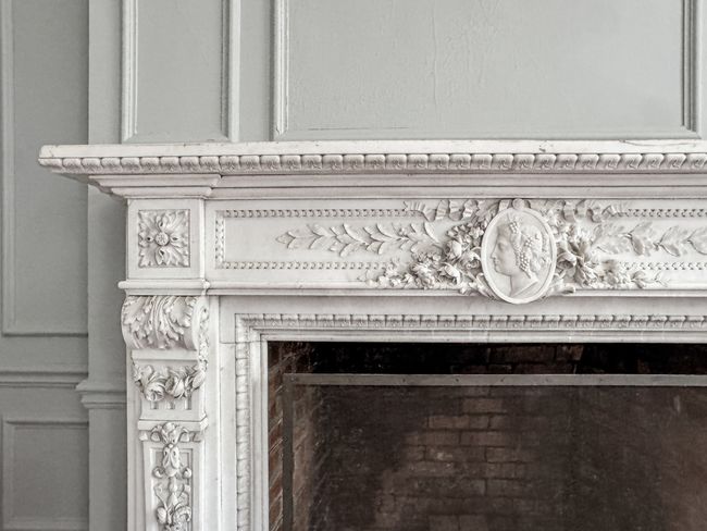 Elegant and refined, the mantle reflects neoclassi | Image 14