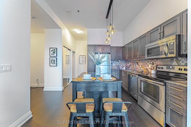 8 - 65 Speers Rd, Condo with 2 bedrooms, 1 bathrooms and null parking in Oakville ON | Image 4