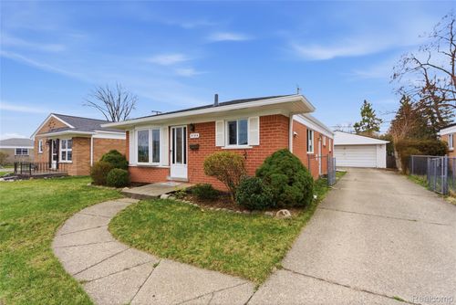 8164 Gerald Ave, Warren, MI, 48093-7101 | Card Image