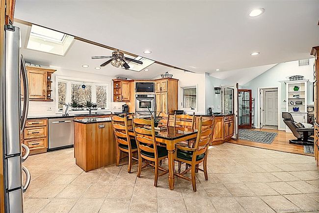 Expansive Eat-in Kitchen | Image 13