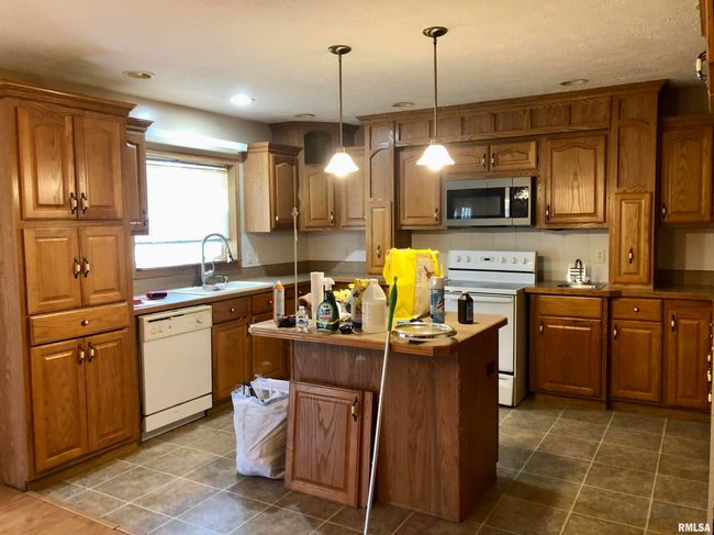400 W Boundary Rd, House other with 3 bedrooms, 2 bathrooms and null parking in Creal Springs IL | Image 4