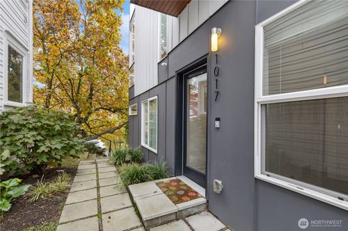 1017 W Crockett St, Seattle, WA, 98119-2833 | Card Image