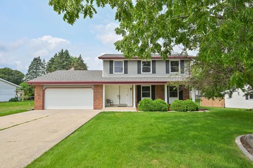 15100 W Glendale Dr, New Berlin, WI, 53151-2912 | Card Image