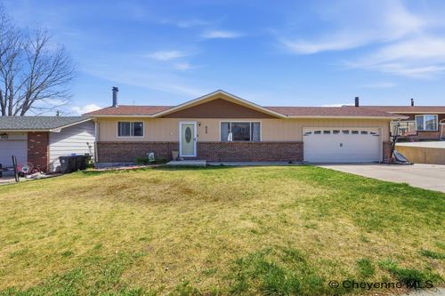 623 Phoenix Dr, Cheyenne, WY, 82001-6921 | Card Image