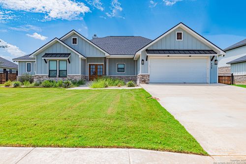 137 W Magnolia Cir, La Vernia, TX, 78121-0108 | Card Image