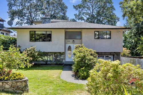 1135 Summit Ave, Victoria, BC, V8T2P8 | Card Image