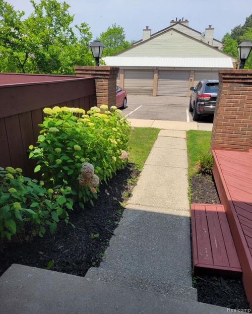 31164 Country Way Ln, White Lake, MI, 48383 | Card Image