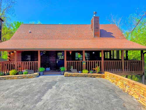 915 Deer Run Way, Sevierville, TN, 37862-2765 | Card Image