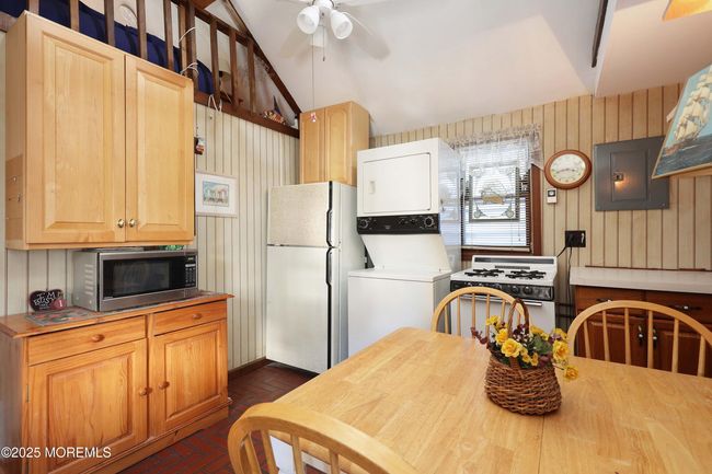 Eat in kitchen has vaulted ceilings with views of both lofts. | Image 19