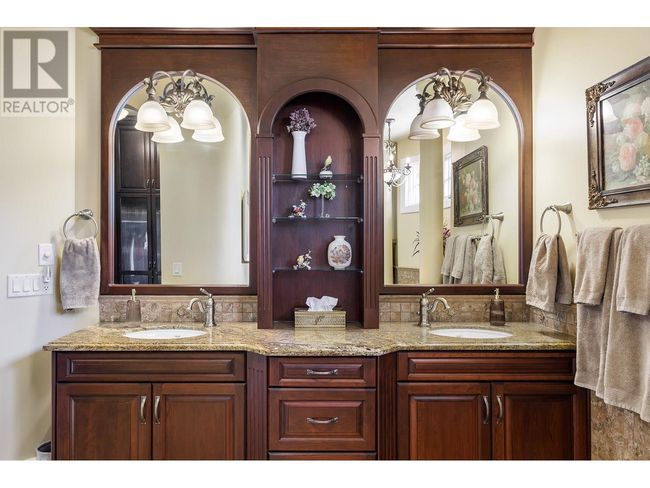 983 Westpoint Dr, House other with 4 bedrooms, 6 bathrooms and 2 parking in Kelowna BC | Image 14