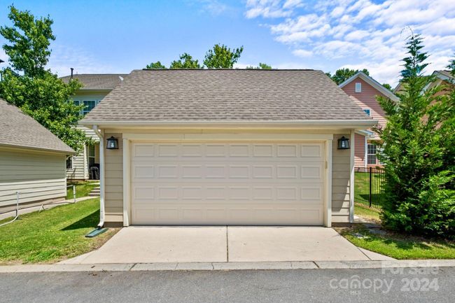 Detached 2 car garage. | Image 30