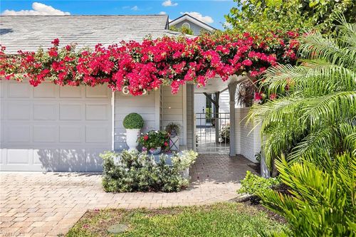 643 Bridgeway Ln, NAPLES, FL, 34108-2745 | Card Image