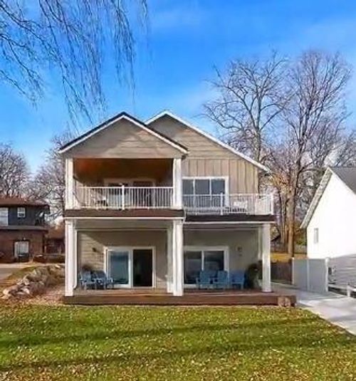 1084 W Lake Dr, Detroit Lakes, MN, 56501-4331 | Card Image