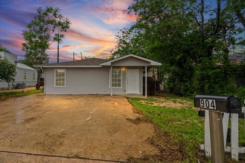 904 Montopolis Dr, Austin, TX, 78741-3322 | Card Image