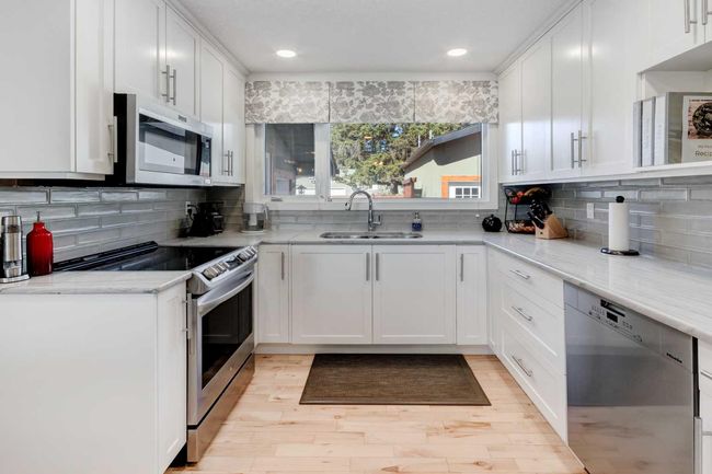 2607 Laurel Cres Sw, House other with 3 bedrooms, 3 bathrooms and 2 parking in Calgary AB | Image 11