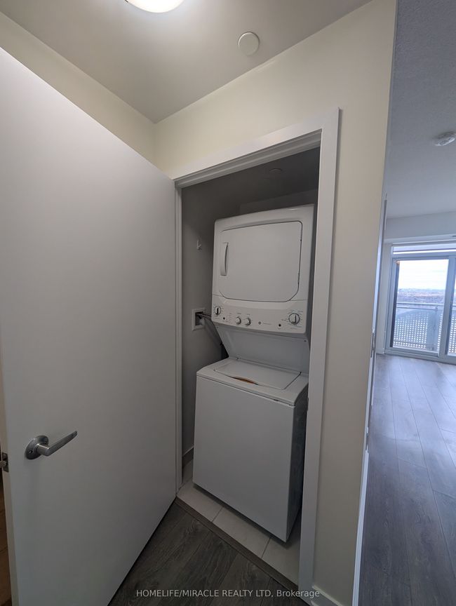 1611 - 2520 Eglinton Ave W, Condo with 3 bedrooms, 2 bathrooms and 1 parking in Mississauga ON | Image 9