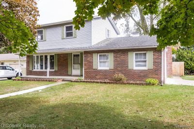 895 Virginia Avenue, Home with 3 bedrooms, 1 bathrooms and null parking in Marysville MI | Image 3