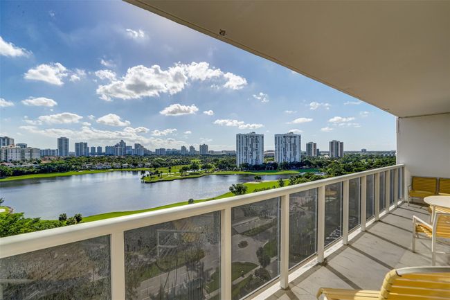 1506 - 3675 N Country Club Dr, Condo with 2 bedrooms, 2 bathrooms and null parking in Aventura FL | Image 8