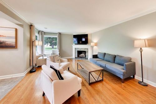 1311 E Woodford Pl, Arlington Heights, IL, 60004-6758 | Card Image