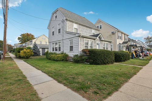 143 Broad St, Williston Park, NY, 11596-1805 | Card Image