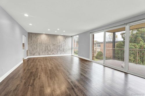 4047 W Maple Rd, Bloomfield Hills, MI, 48301-3110 | Card Image