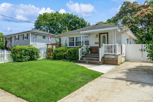 236 N Richmond Ave, Massapequa, NY, 11758-3229 | Card Image