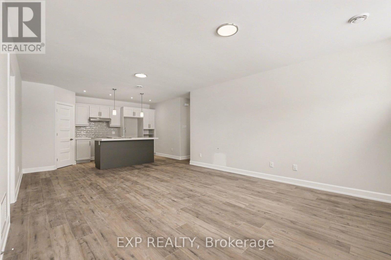 Residential Lease in Russell 3