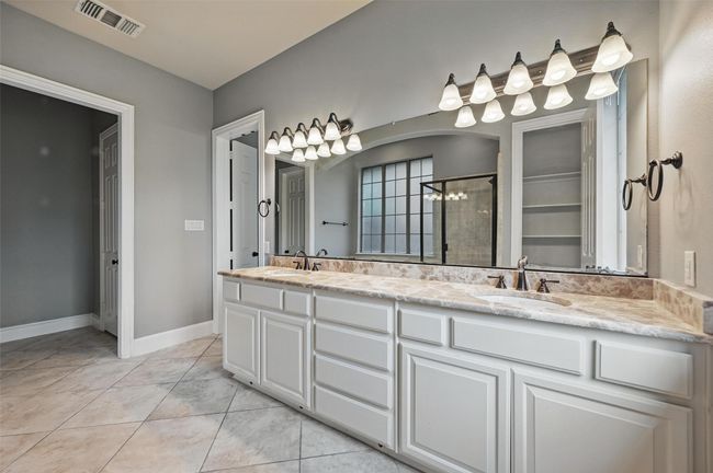 1ST FLOOR PRIMARY BATHROOM | Image 29