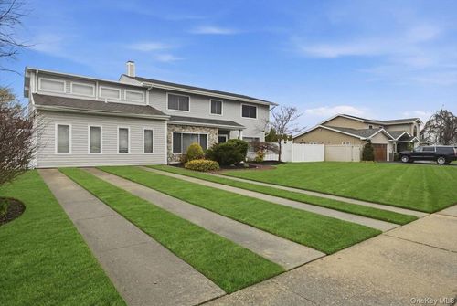 16 Seaway Dr, Copiague, NY, 11726-5315 | Card Image