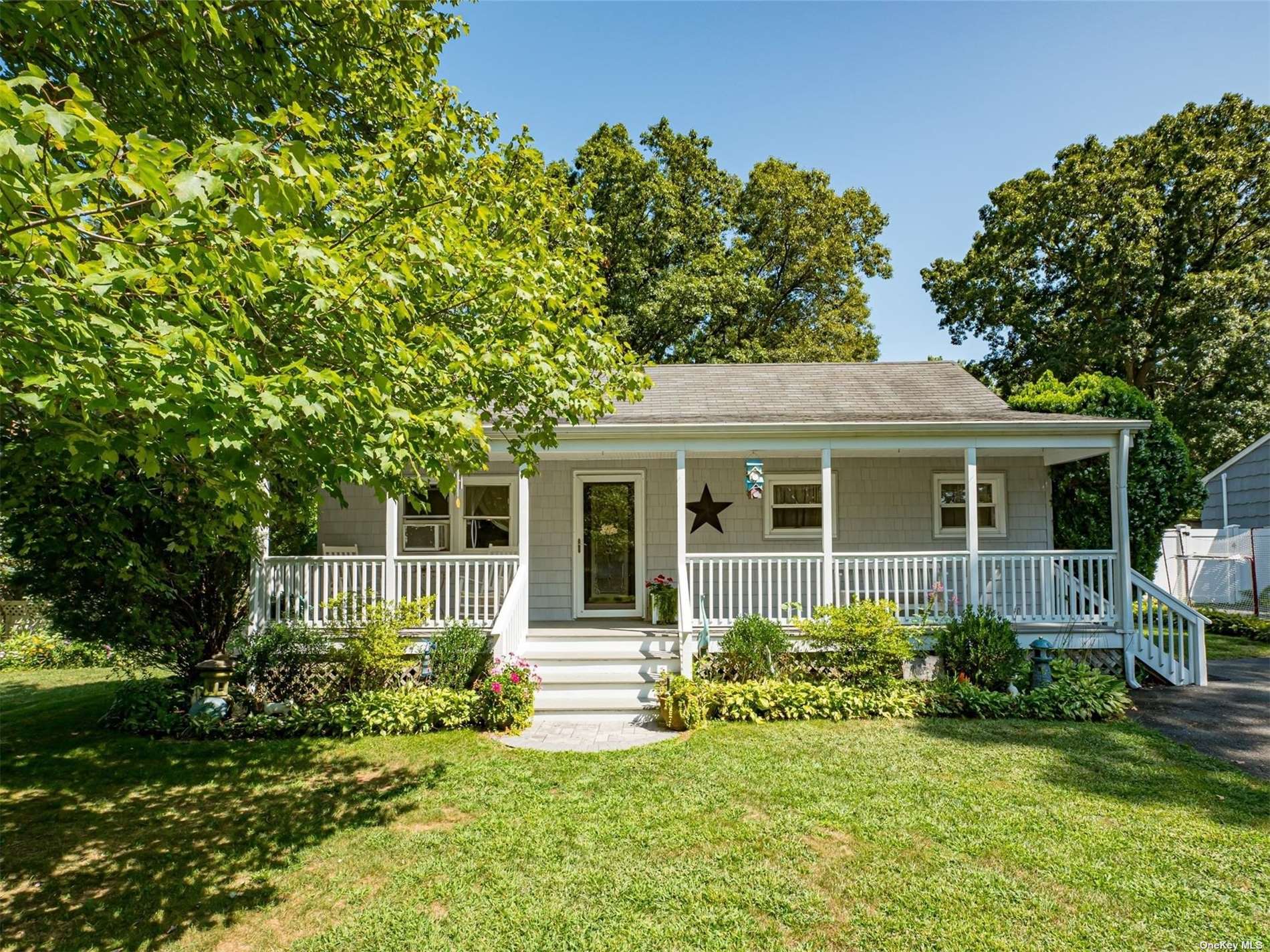 Seneca Trl, Ridge, NY 11961