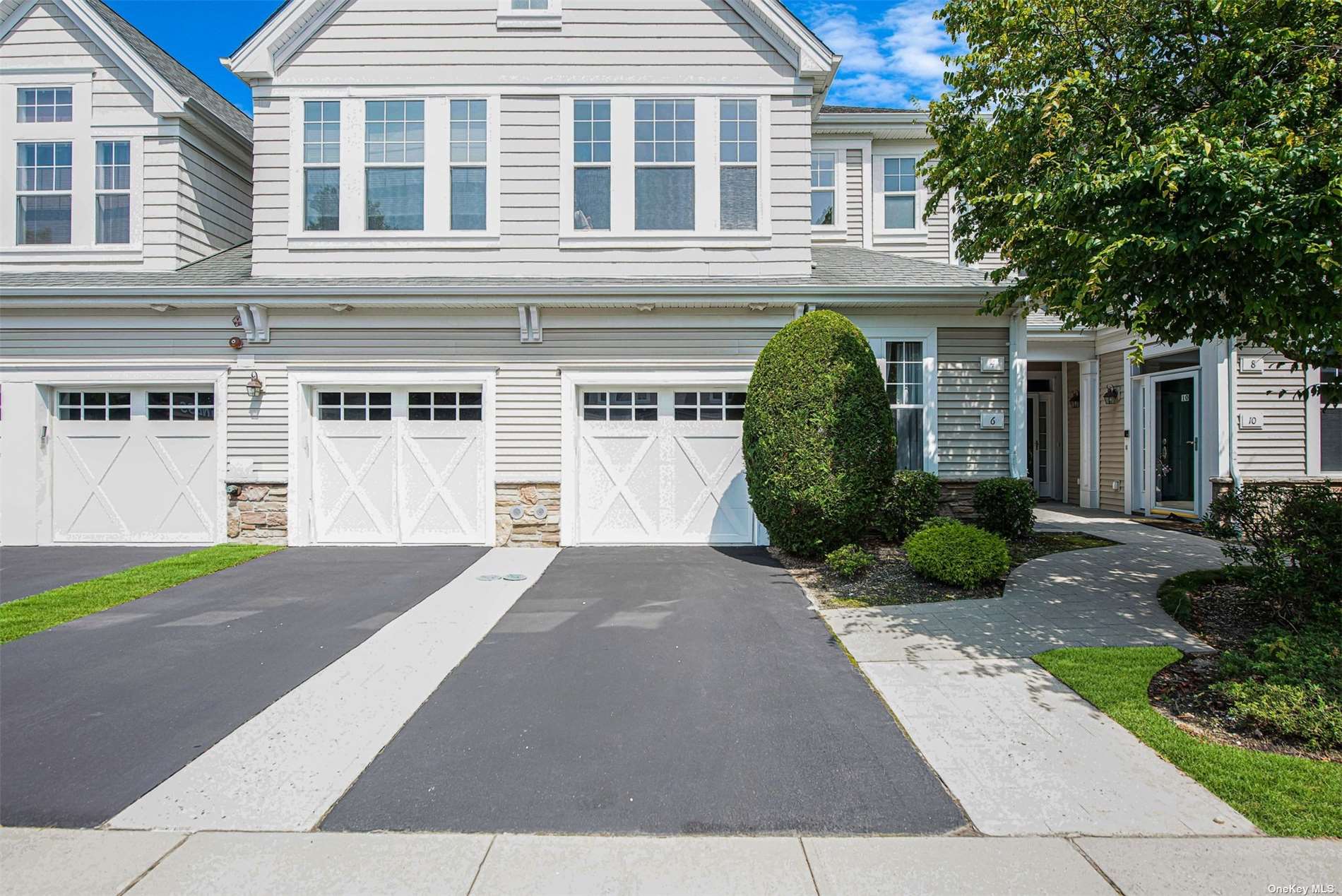 Concerto Dr, Lake Grove, NY 11755