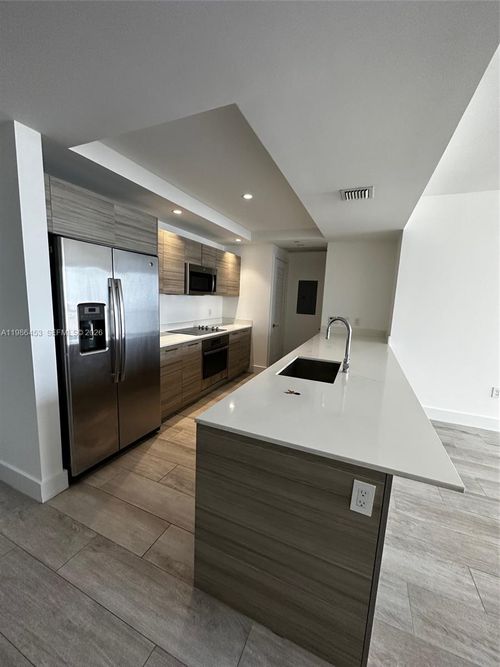 2707-121 Ne 34th St, Miami, FL, 33137-3852 | Card Image