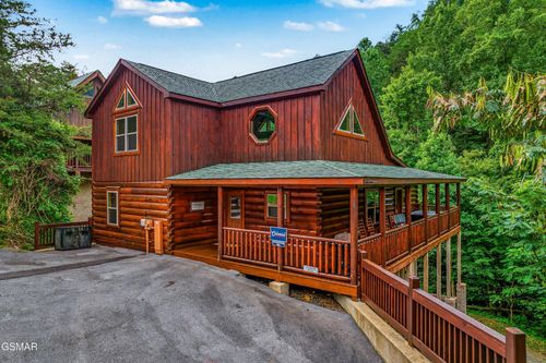 1924 Bear Creek Falls Way, Sevierville, TN, 37876-2916 | Card Image