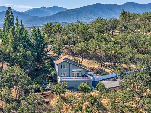 3235 Carriage Dr, Medford, OR, 97501-4300 | Card Image