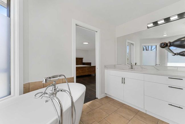 919 Shawnee Dr Sw, House other with 5 bedrooms, 4 bathrooms and 4 parking in Calgary AB | Image 26