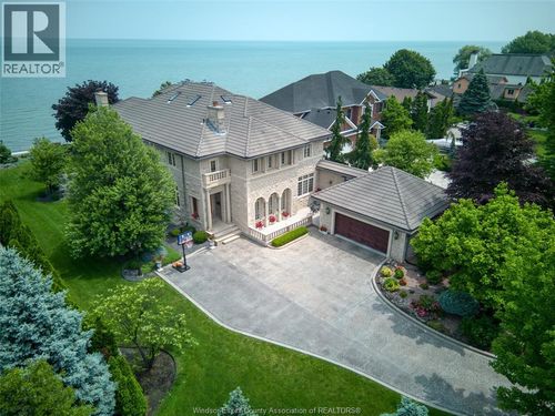 300 Elmgrove Dr, Windsor, ON, N8N3S4 | Card Image
