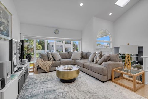 38 Loretta Dr, Syosset, NY, 11791-5819 | Card Image