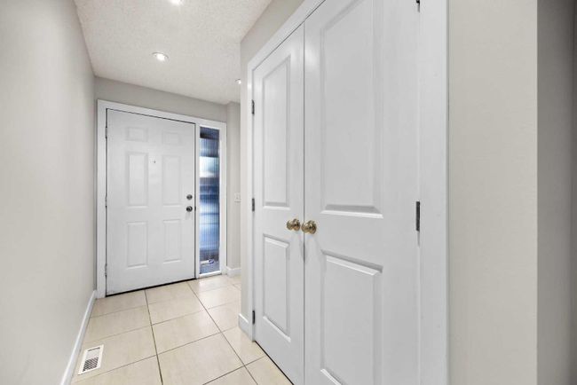 58 Glamis Gardens Sw, Home with 2 bedrooms, 2 bathrooms and 4 parking in Calgary AB | Image 26