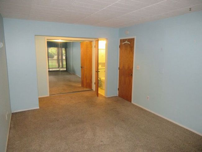 18447 University Park Dr, Condo with 2 bedrooms, 1 bathrooms and null parking in Livonia MI | Image 18