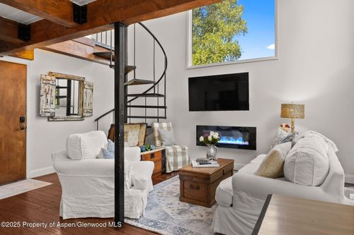 8-1024 E Cooper Ave, Aspen, CO, 81611-2189 | Card Image